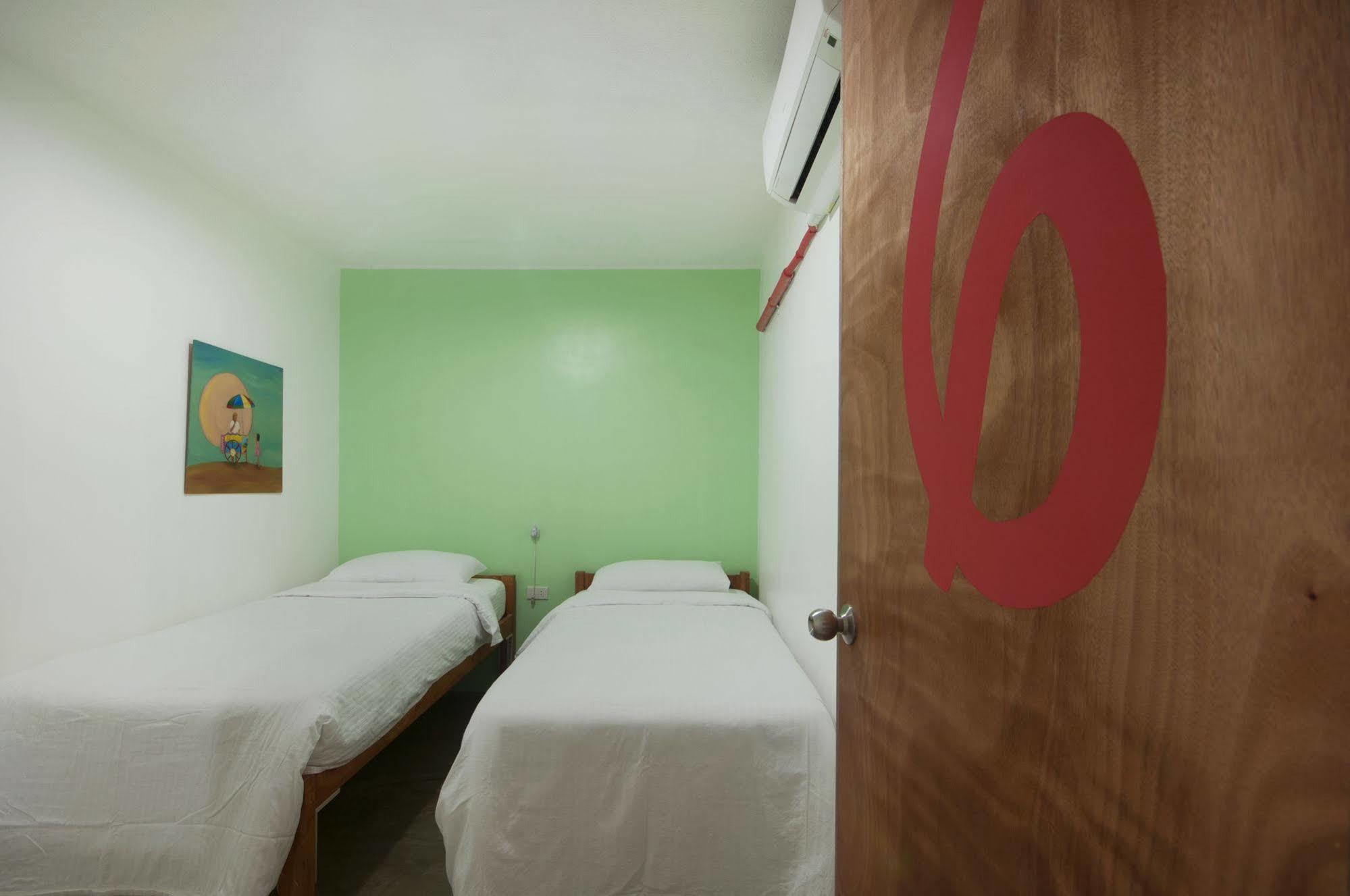 Mnl Boutique Hostel Makati City Esterno foto